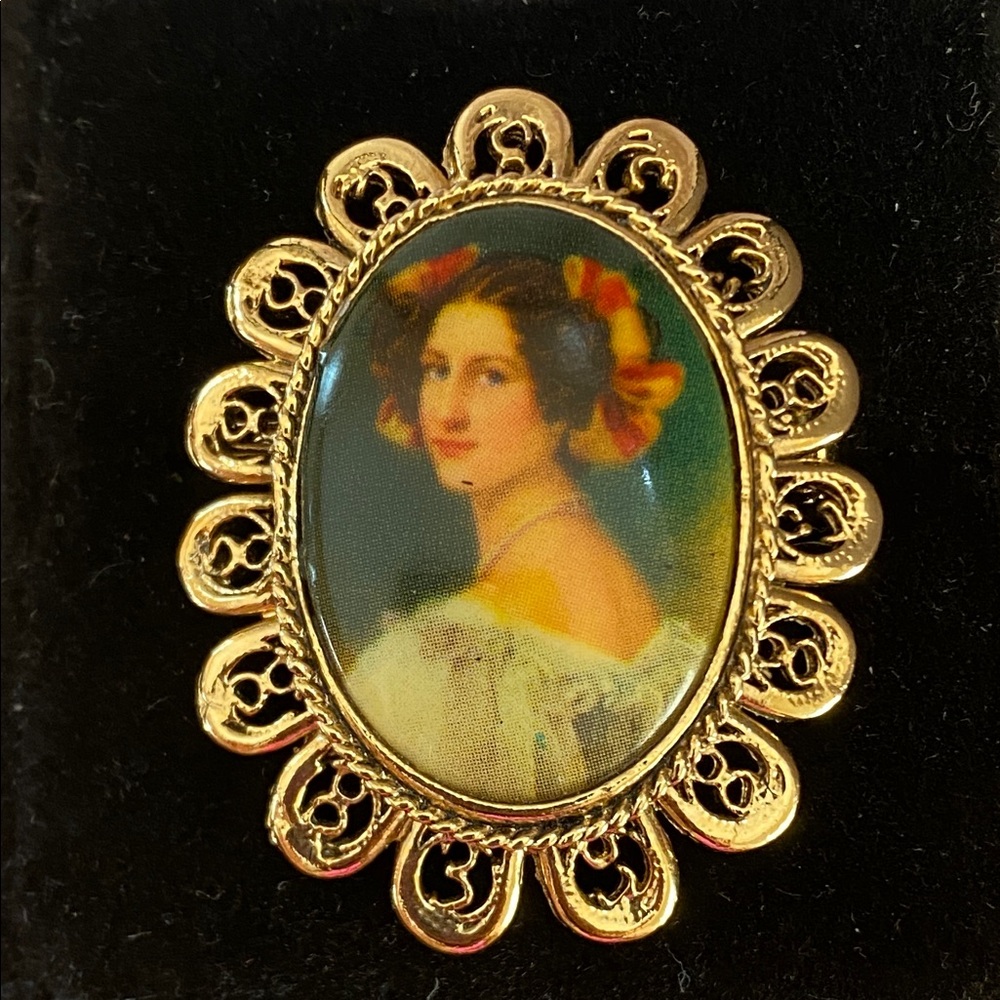 Vintage Victorian Style Portrait Brooch – Gold Tone Filigree Frame, Cameo Style